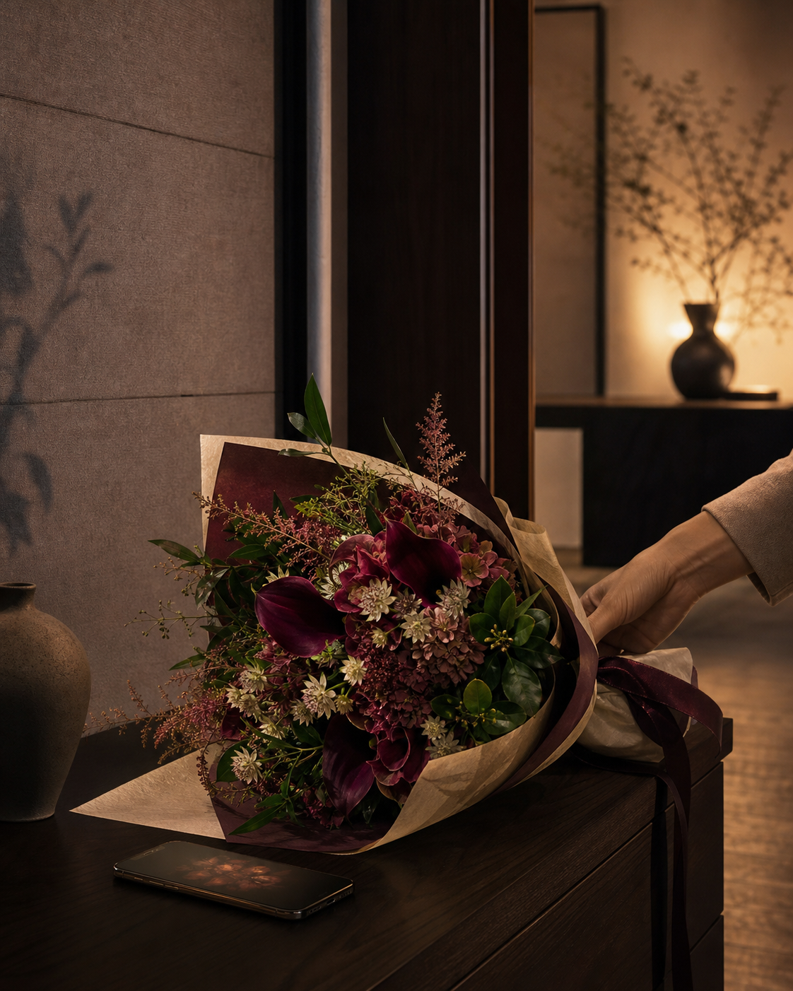 静かな室内に置かれた上質な花束とアプリのあるギフトシーン